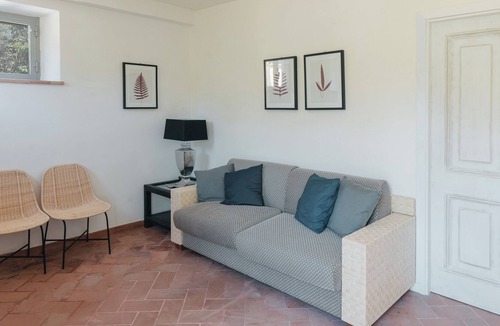 Petriolo House | Holiday Home "Rosa" with Mountain View, Private Garden & Wi-Fi