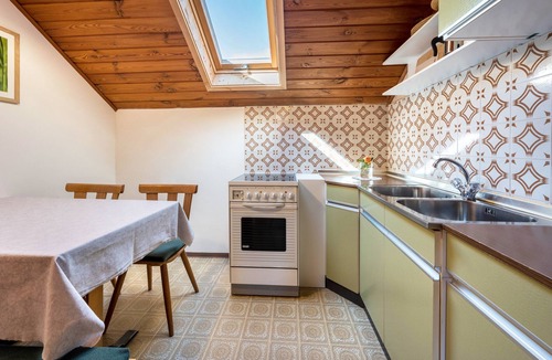 Casola House | Holiday Home 'Urthalerhof Historic' with Mountain View, Shared Garden and Wi-Fi