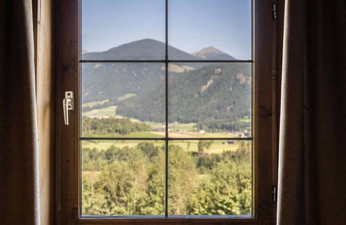 Casola House | Holiday Home 'Urthalerhof Historic' with Mountain View, Shared Garden and Wi-Fi