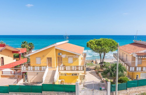 Gallina House | Holiday Home 'Villa Eden' with Sea View, Terrace & Wi-Fi