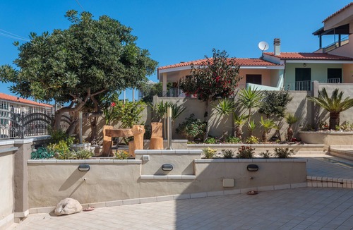 S'Archittu House | Holiday Home 'Villetta Al Mare - S'archittu' with Private Garden, Wi-Fi and Air Conditioning