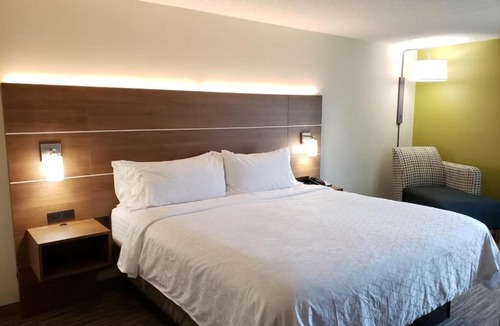 Edgewood Hotel | Holiday Inn Express Edgewood-Aberdeen-Bel Air
