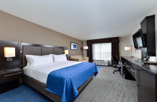 O'Fallon Hotel | Holiday Inn Express Hotel & Suites St. Louis West-O'Fallon by IHG