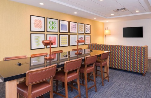 Downtown Indianapolis Hotel | Holiday Inn Express & Suites Indianapolis Dtn-Conv Ctr Area by IHG