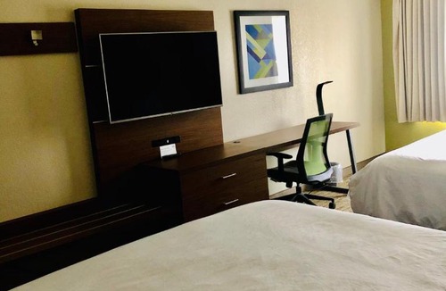 Cedar Falls Hotel | Holiday Inn Express & Suites Cedar Falls - Waterloo by IHG