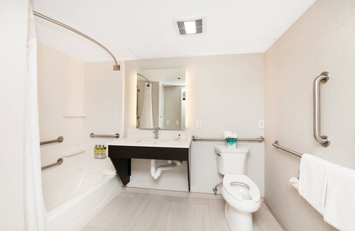 Delafield Hotel | Holiday Inn Express & Suites Delafield by IHG
