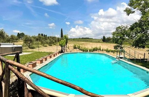 Ponte di Gabbiano Apartment | Holiday Home 'Casale' with Shared Pool, Shared Garden and Wi-Fi