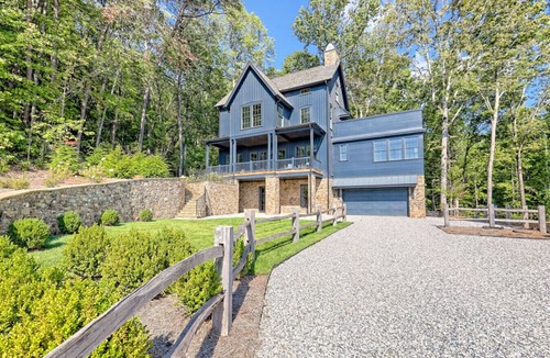 Clarkesville House | Home on hillside with lake + mountain views