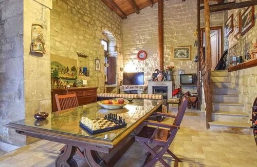 Casa Papa Apartment | Homerez - Spacious Apartment in Modica with Shared Pool & Garden