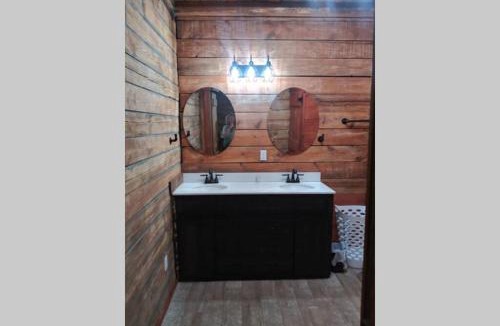 Cleveland House | Hoot Nanny's Rustic Cabin on Mossy Creek
