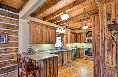 Franklin Cabin | Hot Tub & Fire Pit: Getaway Near Nantahala Gorge!
