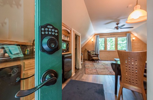 Dahlonega Cottage | ♨️Hot Tub🔥Fire Pit🛏️King🍔Grill🌲Deck🎦ROKU📧WiFi🐟Pond🍷Wineries🏞️Waterfall