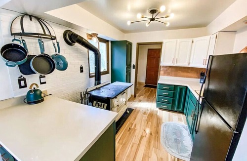 Alma House | Hot Tub + Fire Pit | Sleeps 8 | Near Breck