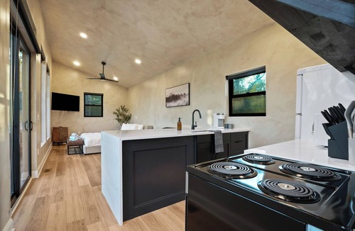 McArthur House | Hot Tub · Fire Pit · Spa Bath | Lux Cabin Sleeps 2