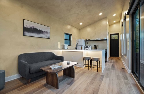 McArthur House | Hot Tub · Fire Pit · Spa Bath | Lux Cabin Sleeps 2