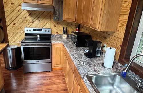 Campton Cabin | Hot tub, WiFi, fire pit, Red River Gorge, Natural Bridge. Easy parking lot!