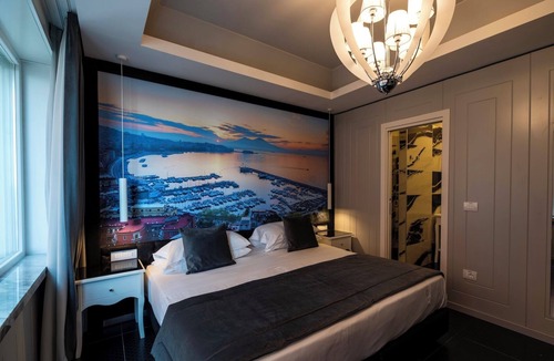 Chiaia Hotel | Hotiday Napoli Lungomare