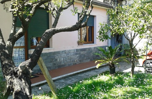 Sant'Ilario House | House in the green, 100 meters from the sea