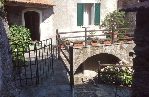 Stazzema House | House with swimming pool located in the mountains and near the sea.
