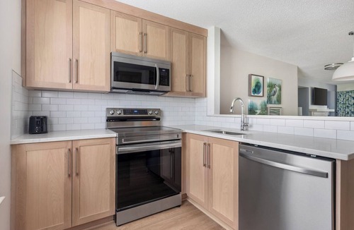 Berkeley Condo | HUGE 4 BDRM SLEEPS 12~ 2 KITCHENS, 2 LIVING RMS, 4 BATHRMS, GREAT LOCATION &MORE