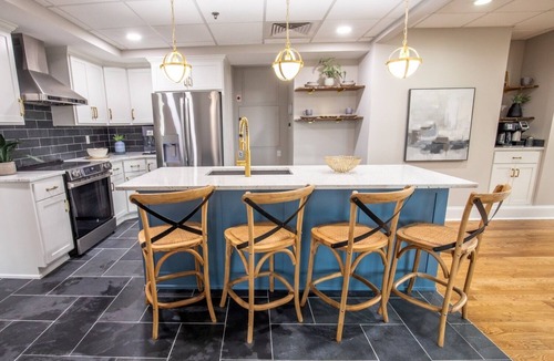 Downtown Condo | HUGE Penthouse Suite- 3 BR & 2 Bath w/Elevator. Walk to UK-Downtown-Rupp