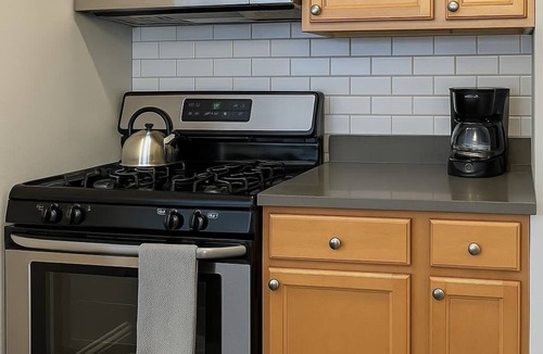 Hyde Park Apartment | Hyde Park 1BR Apt | Easy & Fully Equipped Stay