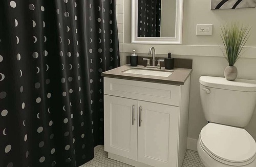 Hyde Park Apartment | Hyde Park 1BR Apt | Easy & Fully Equipped Stay