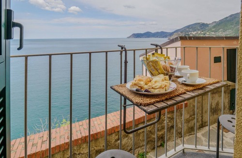 Manarola Apartment | Il Baluardo Sea View Apartment on the Cliff