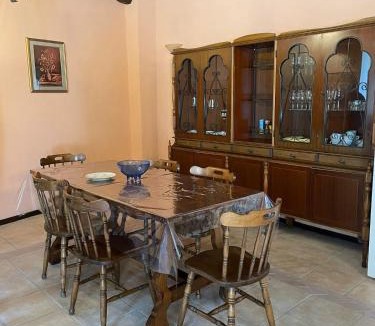 Montabone House | Il borgo come in un castello