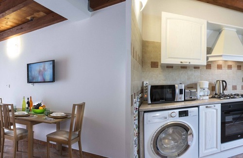 Tresana Apartment | Il Borgo di Tresana Alessandro, free Wi-Fi, professional cleaning