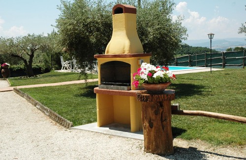 Deruta House | IL PINO: apartment within farmhouse just 15 minutes far from Assisi.