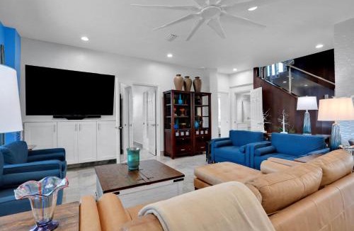 Painters Hill House | Immaculate, modern stay steps to beach with amazing ocean views
