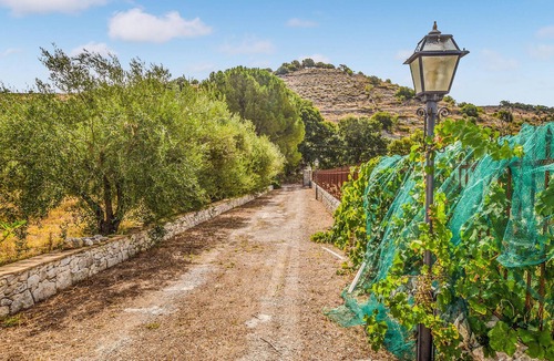 Casa Papa House | In a quiet location, near Modica and Ragusa, this beautiful and classic stone house welcomes you.