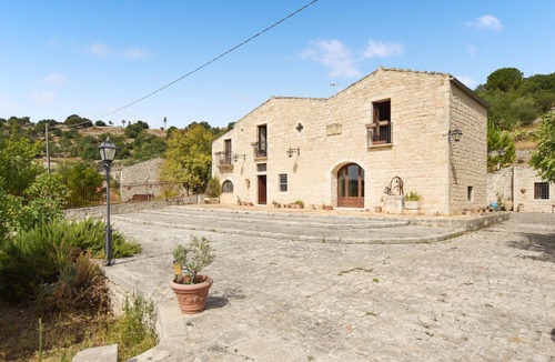 Casa Papa House | In a quiet location, near Modica and Ragusa, this beautiful and classic stone house welcomes you.