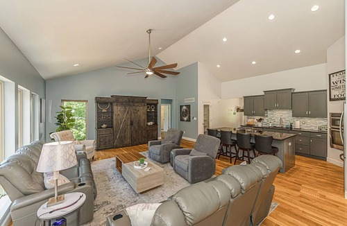 Innsbrook House | Innsbrook Luxe Escape - Spacious Retreat, Hot Tub