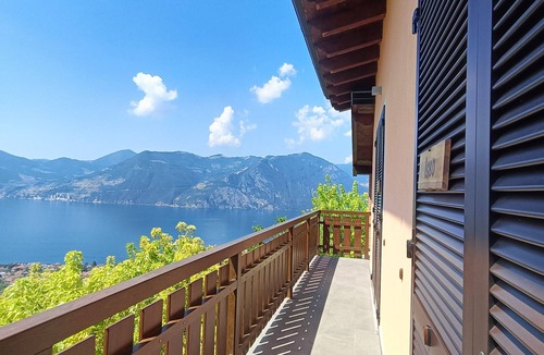 Marone Apartment | "Iseo" room