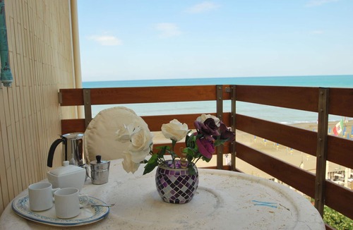 Marina di Castagneto Carducci Apartment | Nice apartment for 2 guests with A/C, WIFI, TV, balcony and panoramic view