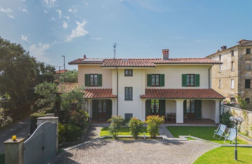Querceta House | Beautiful private villa for 10 people with A/C, WIFI, TV and patio