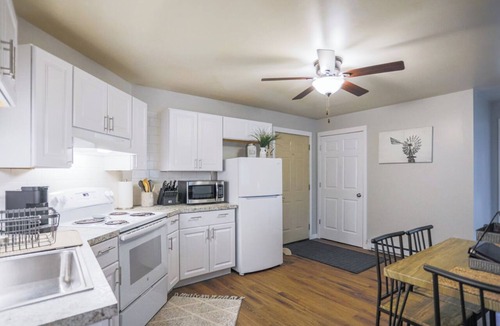Weston Apartment | Jelinek Hideaway Unit 1 - Modern 2BR Apartment