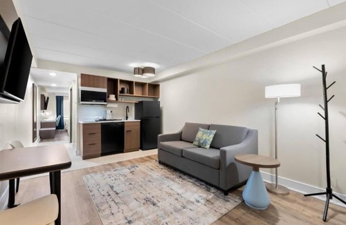 Tinton Falls Hotel | Jersey Shore 2 Queen Room w/Pool & Gym