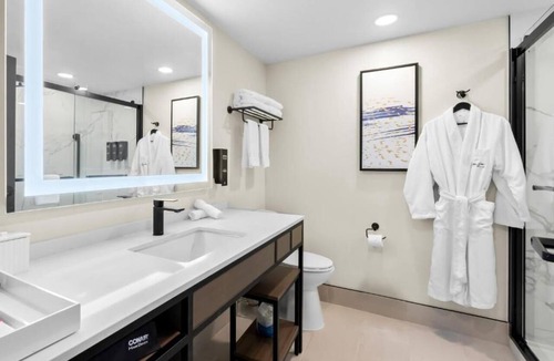 Tinton Falls Hotel | Jersey Shore 2 Queen Room w/Pool & Gym