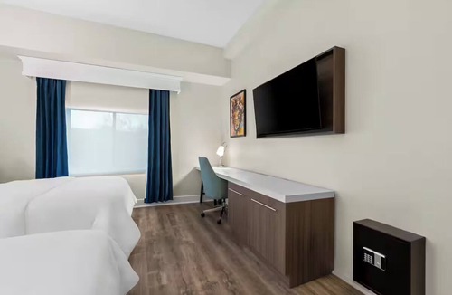 Tinton Falls Hotel | Jersey Shore 2 Queen Room w/Pool & Gym