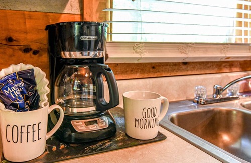 Sevierville Cabin | JOYFUL MEMORY ~ HOT TUB ~ ONLY 6 MILES FROM THE MAIN STRIP