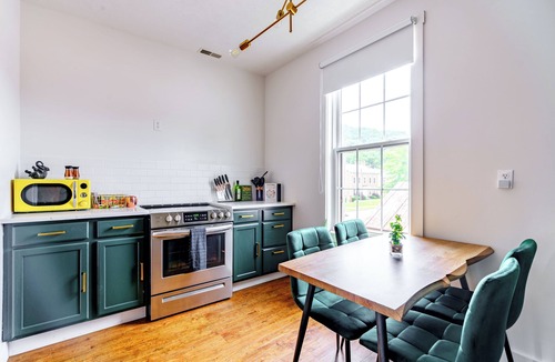 Chillicothe Apartment | Jungle House Luxury Stays - Downtown Chillicothe