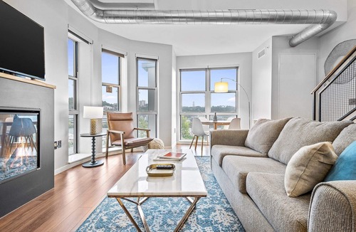 South Side Flats Apartment | Kasa | Within Walking Distance of City Theatre | Pittsburgh