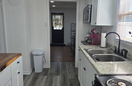 Mount Vernon House | Kellie's Cottage! Guest Favorite! Pet Friendly!