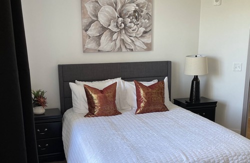 Madison Apartment | King | 2 Bed w/ Den | W/D | Family & Pet Friendly