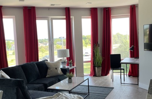 Madison Apartment | King | 2 Bed w/ Den | W/D | Family & Pet Friendly