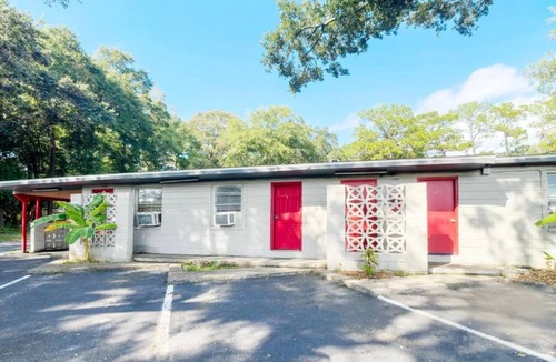 Mobile Apartment | King Bed|Smoking|Mobile AL