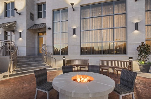 Florence Apartment | King Studio. Free Breakfast, Outdoor Pool. Near Florence Center!